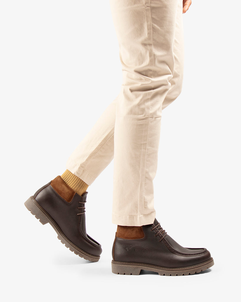 Beker botín de piel con forro interior de piel. castaño