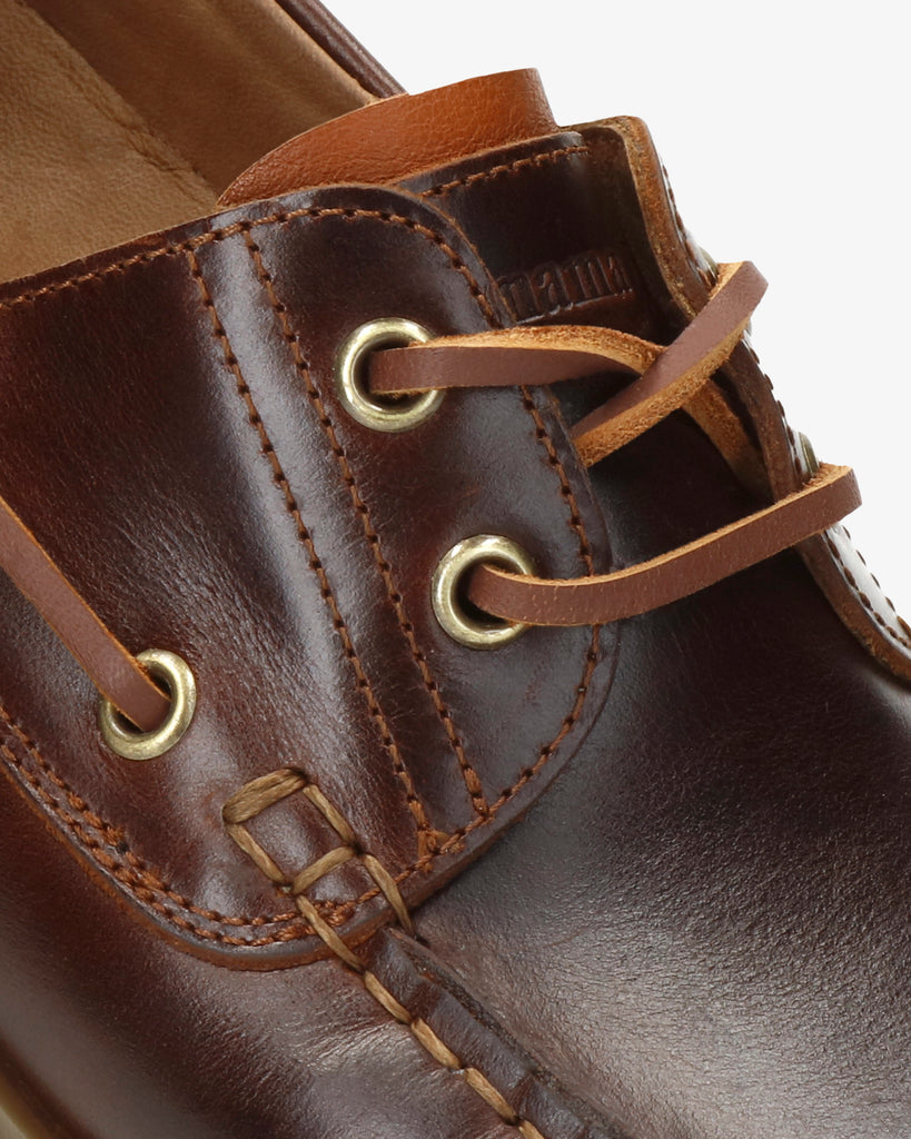 Boat náutico de piel con forro interior de piel. cuero