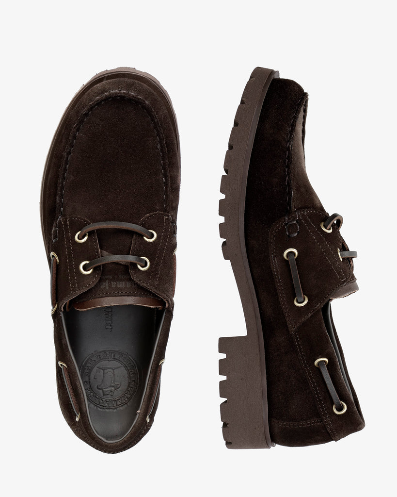 Boat náutico de piel con forro interior de piel. marron